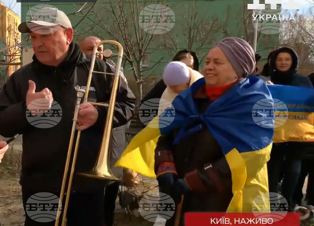 Музикант всяка сутрин свири химна на Украйна, за да повдига духа на сънародниците си
