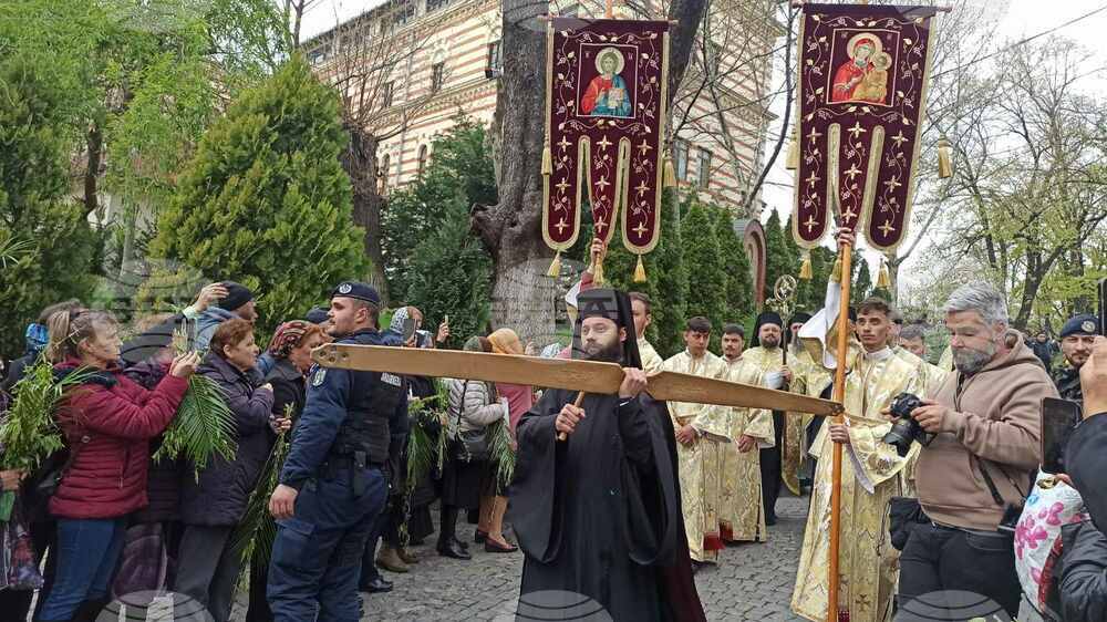 В навечерието на Цветница в Букурещ организират процесия с цветя