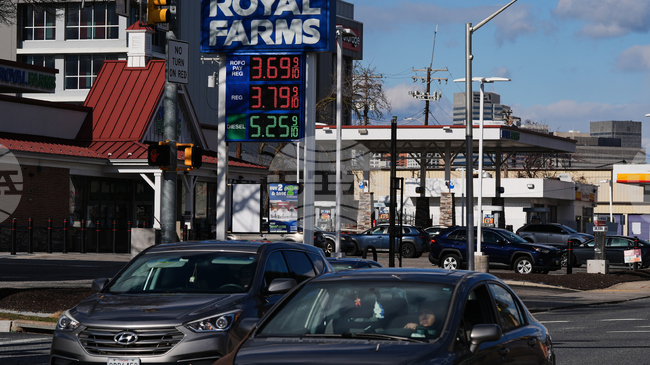 Цените на бензина в САЩ надхвърлиха 3,75 долара за галон за първи път от 2023 г.