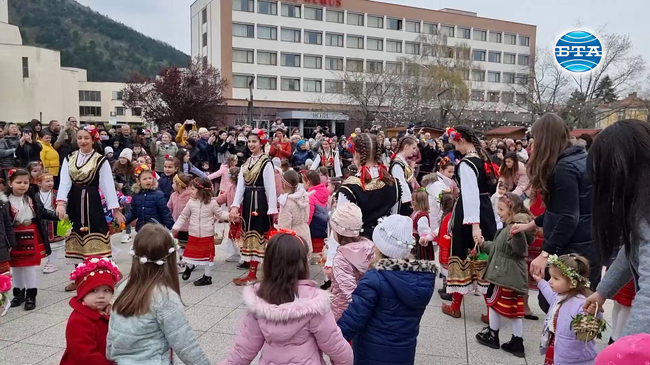 Над 200 лазарки се включиха в отбелязването на Лазаровден във Враца