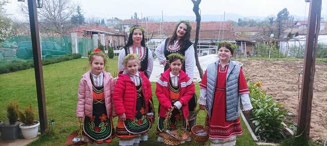 Лазарките от търговищкия квартал „Въбел“ дариха средства за кампанията за обновяване на гробищния парк