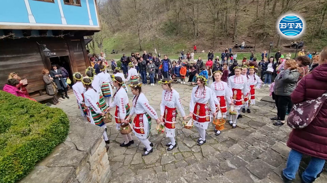 Обичая лазаруване показаха в музей „Етър“