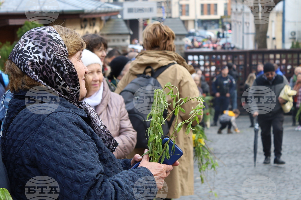 Румъния - литийно шествие “Процесия на цветята” в Букурещ