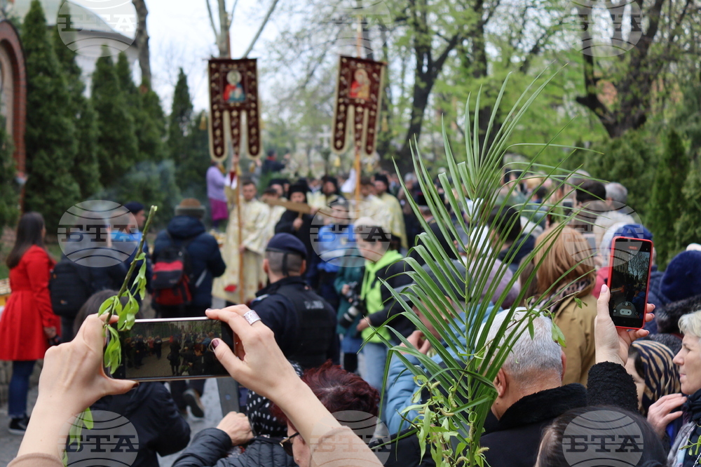 Румъния - литийно шествие “Процесия на цветята” в Букурещ