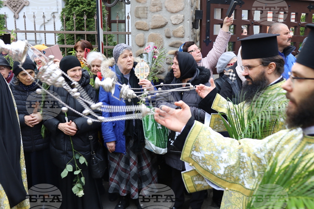 Румъния - литийно шествие “Процесия на цветята” в Букурещ