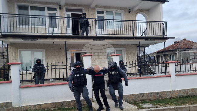 Полицията във Варна провежда акция срещу купуване на гласове, задържани са трима души