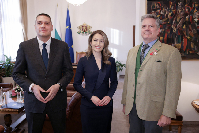 Председателят на Народното събрание Рая Назарян разговаря с временно управляващия посолството на САЩ в София Х. Мартин Макдауъл