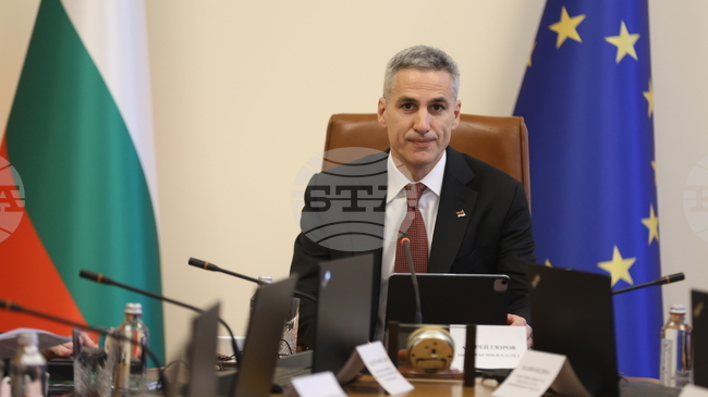 Най-силната защита на демокрацията е участието на гражданите, каза служебният премиер Андрей Гюров и призова хората да гласуват на изборите