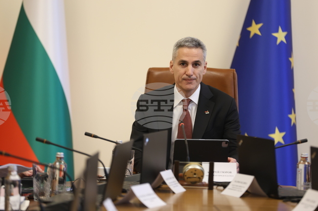 Най-силната защита на демокрацията е участието на гражданите, каза служебният премиер Андрей Гюров и призова хората да гласуват на изборите