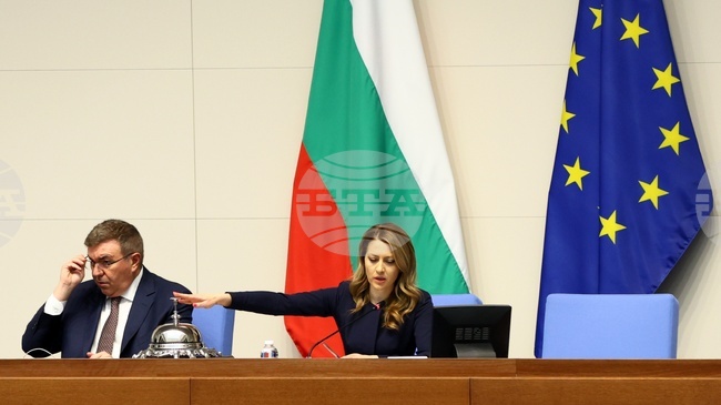Премиерът Андрей Гюров и вицепремиерът Мария Недина няма да бъдат изслушани днес от Народното събрание 