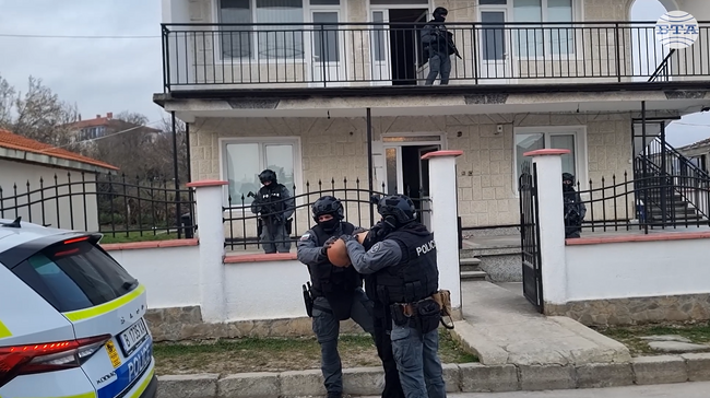 Полицията във Варна провежда акция срещу купуване на гласове, задържани са трима души