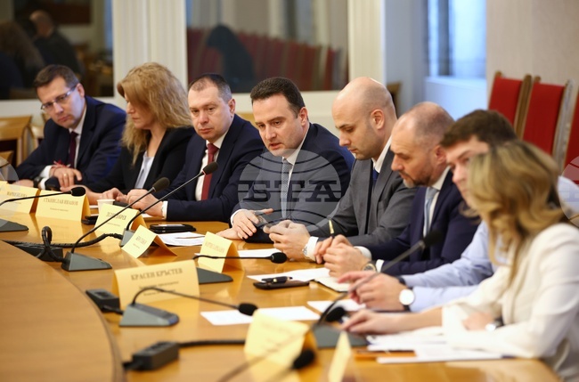 Парламентарната Комисия по енергетика поиска изслушване на служебния премиер във връзка с позицията на МС на предстоящото заседание на Европейския съвет