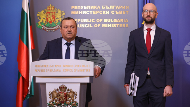 Служебното правителство одобри помощ от 20 евро месечно за хора два пъти под линията на бедност при цена на горивата над 1,60 евро за литър