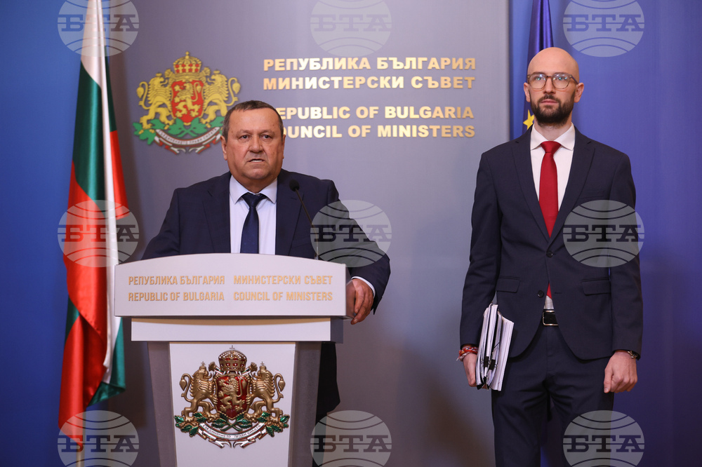 Служебното правителство одобри помощ от 20 евро месечно за хора с доходи два пъти под линията на бедност при цена на горивата над 1,60 евро за литър