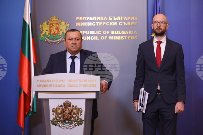 Служебното правителство одобри помощ от 20 евро месечно за хора с доходи два пъти под линията на бедност при цена на горивата над 1,60 евро за литър