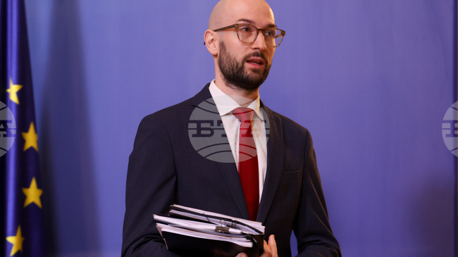 Правителството обмисля замразяване на тол таксите за МПС над 3,5 тона, заяви финансовият министър Георги Клисурски