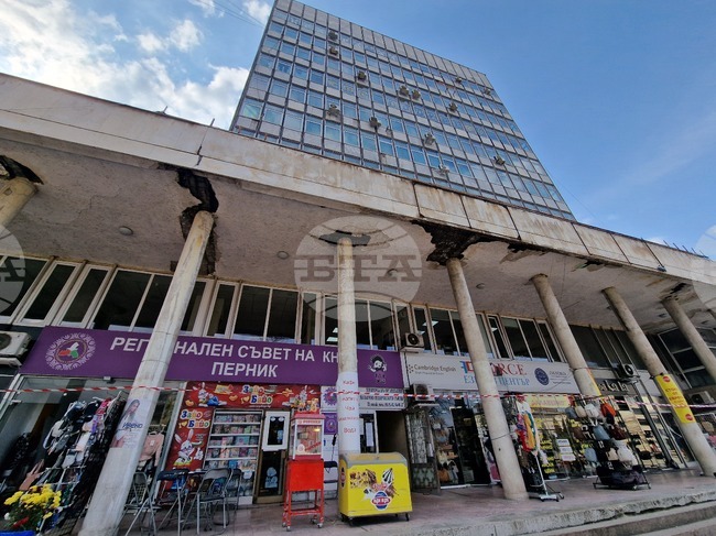 Ще бъдат предприети незабавни мерки за обезопасяване на Синдикалния дом в Перник, съобщи областният управител