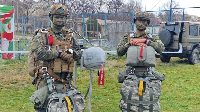  С динамичен показ на способности и историческа беседа СКСО отбеляза 83 години от сформирането на Парашутната дружина