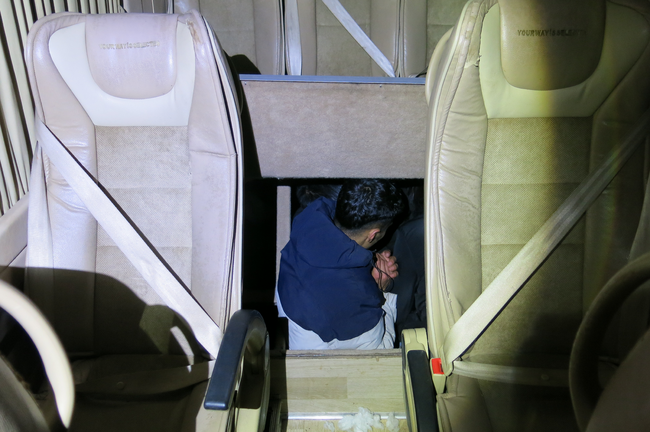 Гранични полицаи задържаха 10 незаконни мигранти, укрити в тайник 