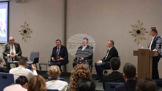 Лекари и политици обсъдиха проблеми в здравеопазването на форум в София