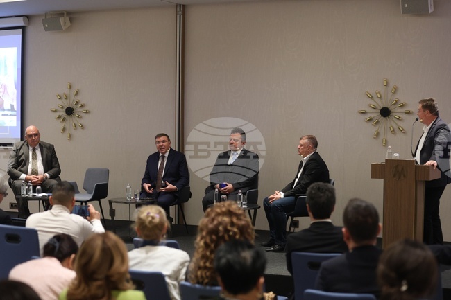 Лекари и политици обсъдиха проблеми в здравеопазването на форум в София