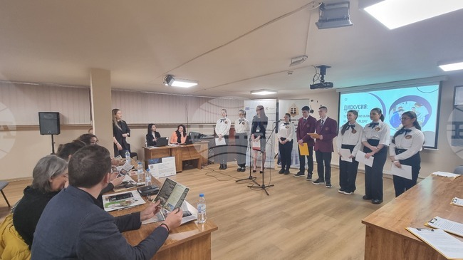 Ученици представиха своите идеи за развитието на туризма в Плевен по време на дискусия с бизнеса и местната власт