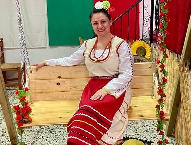 Катя Куртева, една от създателките на танцовата формация „Българи“ в Устър, Англия, изготви видео, посветено на българските традиции и обичаи