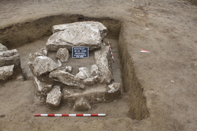 Откриха позлатен венец и старинни монети в двора на несебърско училище 