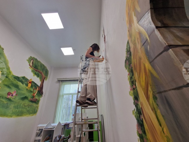 Самоуката художничка Ивайла Василева е избрана да изрисува Детския отдел в Регионалната библиотека в Перник