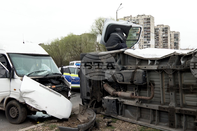 Катастрофа между пътнически и товарен бус затруднява движението на възлово кръстовище в Ямбол