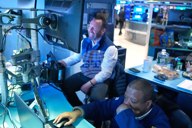 Индексите на Уолстрийт се понижават малко след началото на днешната търговия