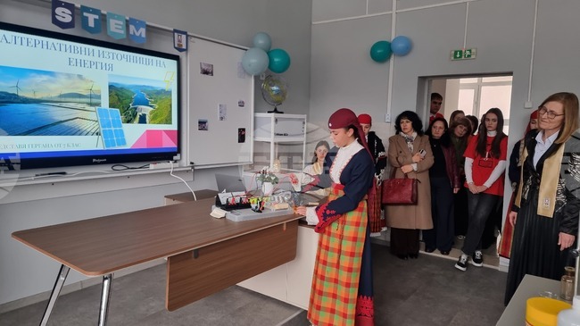 Ученици демонстрираха опити по физика, химия и биология в новооткрития STEM център в СОУ „Св. св. Кирил и Методий“ в Смолян
