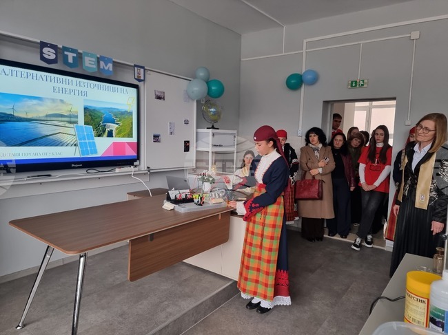 Ученици демонстрираха опити по физика, химия и биология в новооткрития STEM център в СОУ „Св. св. Кирил и Методий“ в Смолян