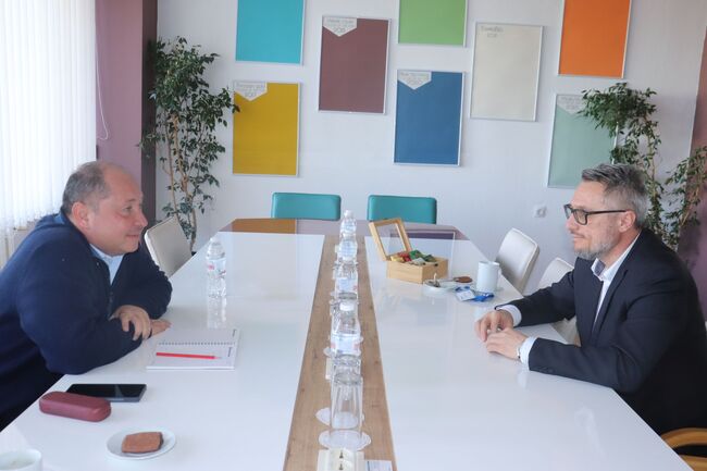 Областният управител се срещна с ръководството на групата „Оргахим“. Обсъдиха темите за неприятните миризми и необходимостта от професионално обучение по индустриална химия