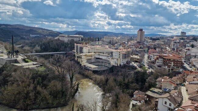 Водоемите в област Велико Търново са под денонощно наблюдение и няма опасност от наводнения, съобщи областният управител