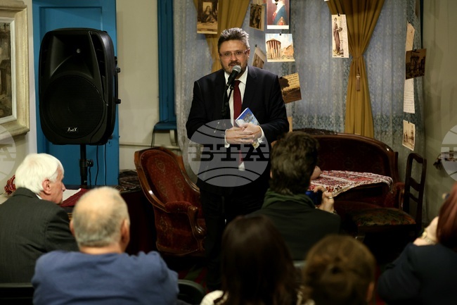 Къщата на Славейкови е емблематично място, където 26-те автори от новата книга на Георги Николов се завръщат у дома, каза Кирил Вълчев