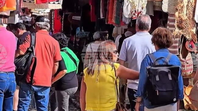 АТА: Туристи от цял свят изпълват старинния пазар на албанския град Круя