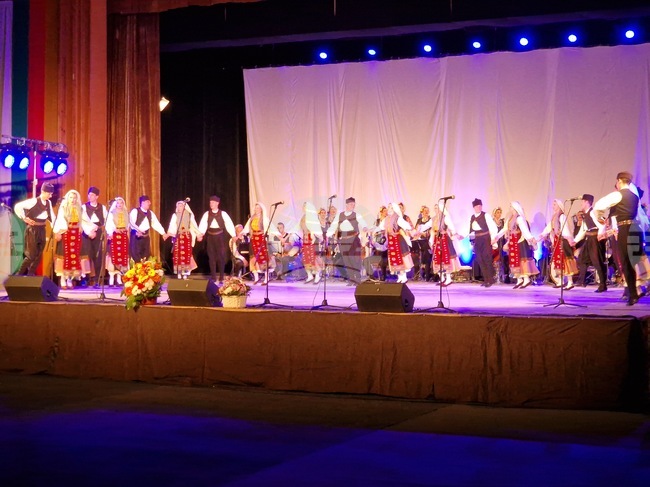 Публиката във Велико Търново аплодира спектакъла на Държавния фолклорен ансамбъл „Филип Кутев“, създаден по случай 75-ата му годишнина