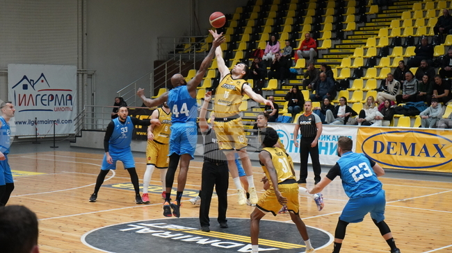 Наставникът на Миньор 2015 определи като важна победата срещу Левски