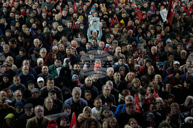 Хиляди излязоха снощи на протест в Истанбул по случай една година от задържането на отстранения кмет на Истанбул Екрем Имамоглу