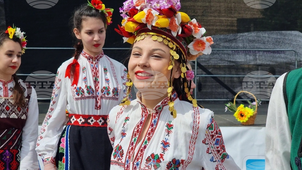 На Цветница в Ловеч по традиция бе изпълнен ритуалът „По вода“ и обявена тазгодишната „кумичка“