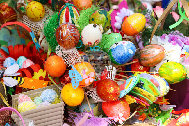 Над 2500 боядисани яйца ще раздадат на възрастни хора в Бургас служители на домашния патронаж 