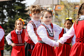 Бургас - ж.к. "Меден Рудник" - празничен фолклорен концерт
