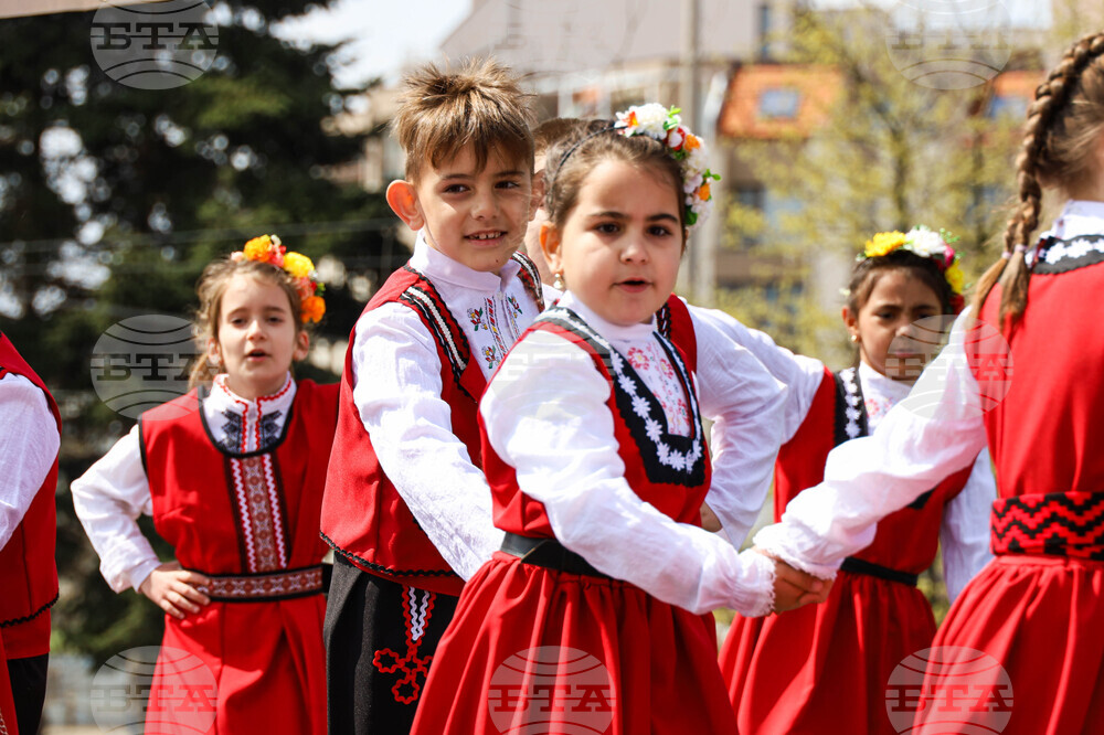 Бургас - ж.к. "Меден Рудник" - празничен фолклорен концерт