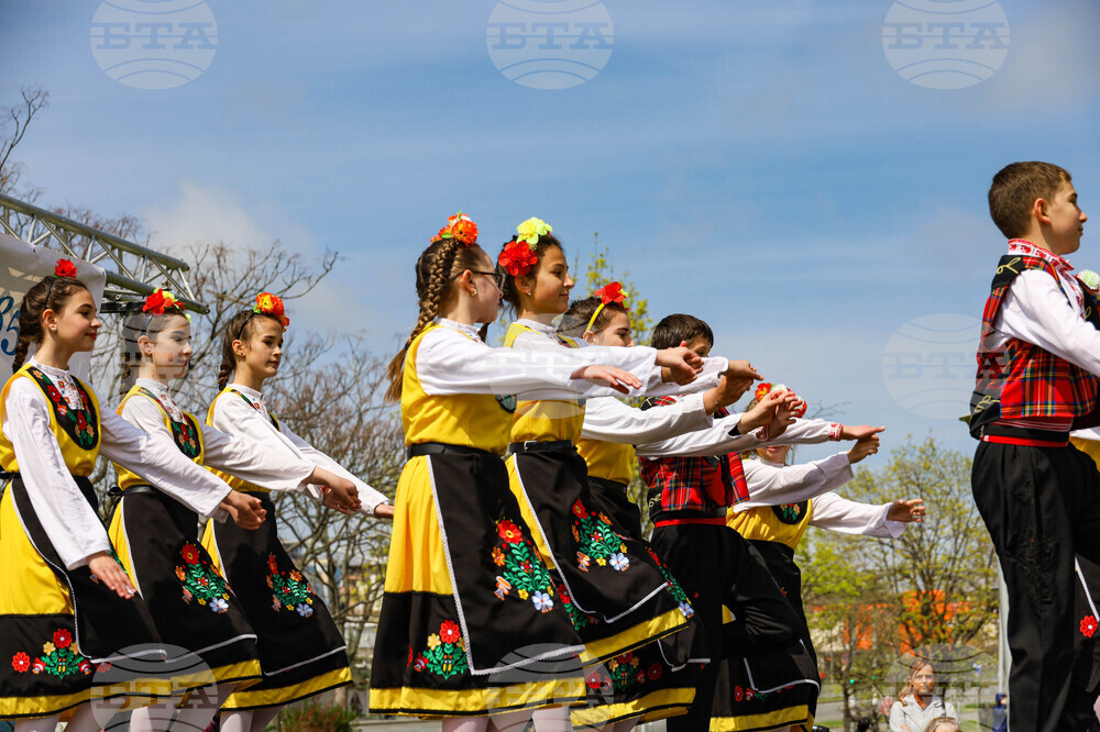 Бургас - ж.к. "Меден Рудник" - празничен фолклорен концерт