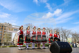 Бургас - ж.к. "Меден Рудник" - празничен фолклорен концерт