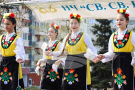Бургас - ж.к. "Меден Рудник" - празничен фолклорен концерт