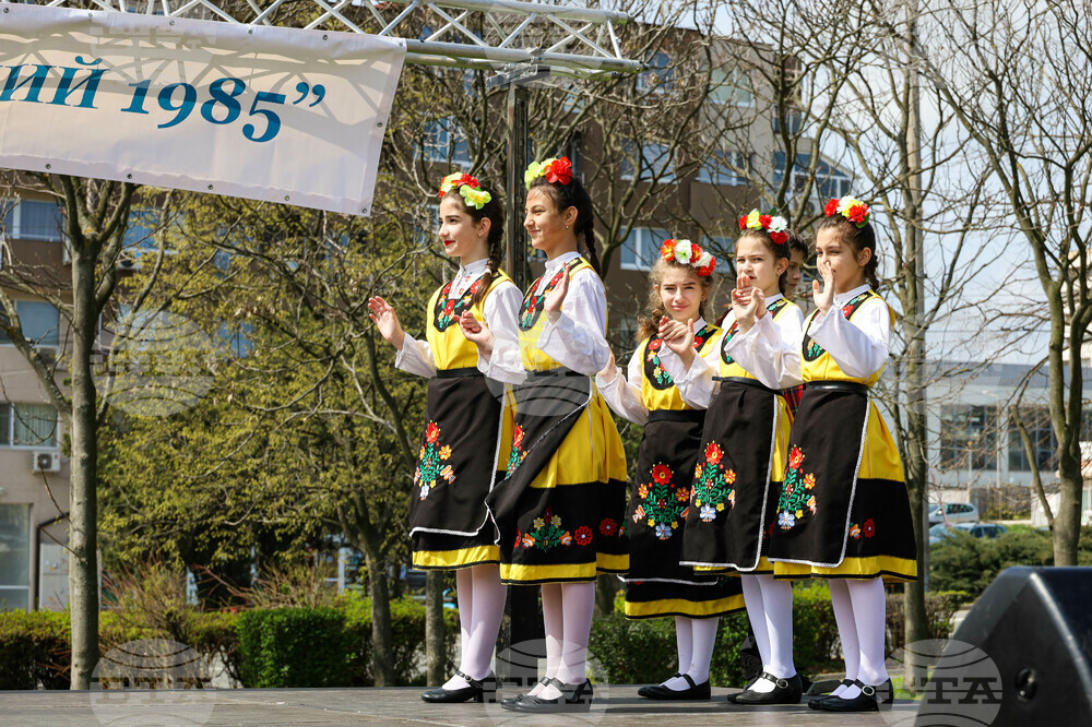Бургас - ж.к. "Меден Рудник" - празничен фолклорен концерт
