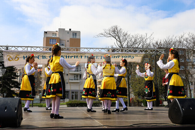 Бургас - ж.к. "Меден Рудник" - празничен фолклорен концерт