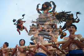 CORRECTION APTOPIX Indonesia Hindu New year